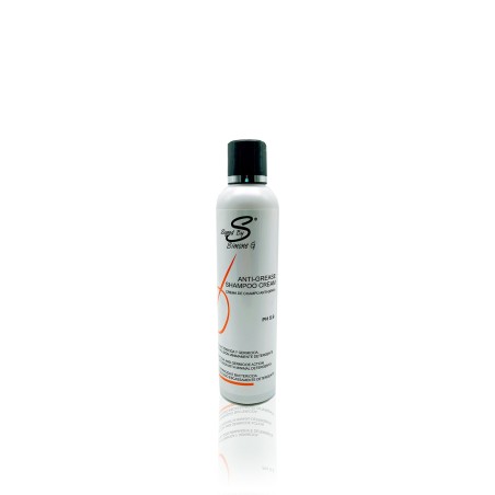 Anti-grease Shampoo Signed by Simone G. It regulates the scalp